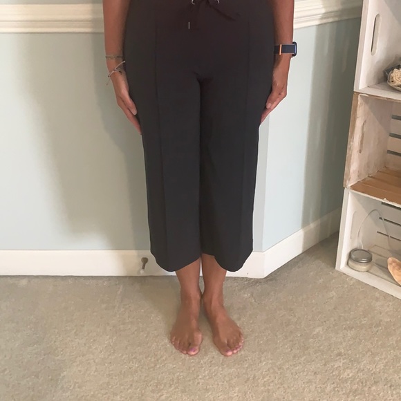 Athleta size 0 cropped pants. Black. - Picture 2 of 3